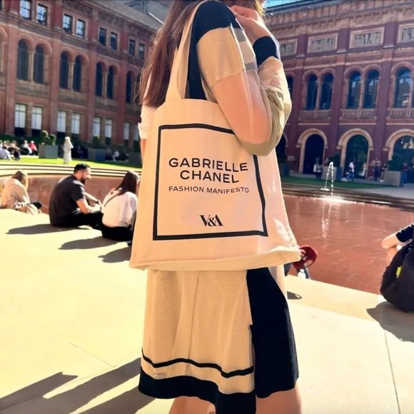 V&A Gabrielle Chanel. Fashion Manifesto natural tote bag - Picture 3 of 6